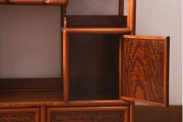 在庫未使用品　IDC大塚家具　漆器山富　漆塗り　透かし入り　総ケヤキ材の飾棚(飾り棚)(定価約203万円)(R-041764)