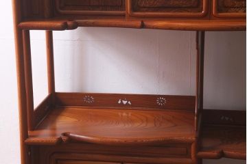 在庫未使用品　IDC大塚家具　漆器山富　漆塗り　透かし入り　総ケヤキ材の飾棚(飾り棚)(定価約203万円)(R-041764)