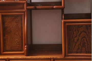 在庫未使用品　IDC大塚家具　漆器山富　漆塗り　透かし入り　総ケヤキ材の飾棚(飾り棚)(定価約203万円)(R-041764)