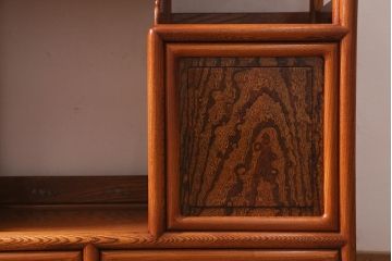 在庫未使用品　IDC大塚家具　漆器山富　漆塗り　透かし入り　総ケヤキ材の飾棚(飾り棚)(定価約203万円)(R-041764)