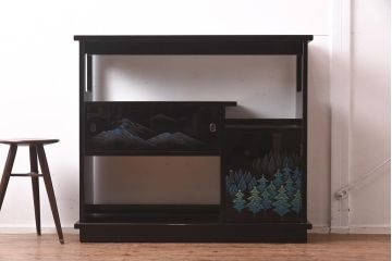 在庫未使用品　IDC大塚家具　モリシゲ(MORISHIGE/森繁)　有明35　彫漆　山と木立　　旭幸延A　和棚(定価約69万円)(R-041766)