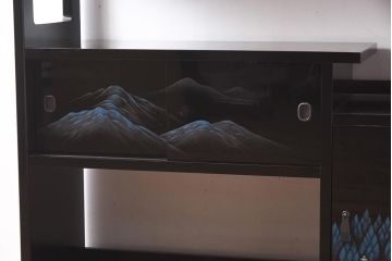 在庫未使用品　IDC大塚家具　モリシゲ(MORISHIGE/森繁)　有明35　彫漆　山と木立　　旭幸延A　和棚(定価約69万円)(R-041766)