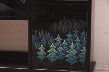 在庫未使用品　IDC大塚家具　モリシゲ(MORISHIGE/森繁)　有明35　彫漆　山と木立　　旭幸延A　和棚(定価約69万円)(R-041766)