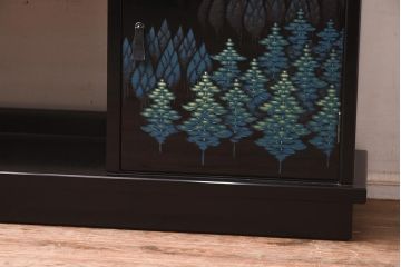在庫未使用品　IDC大塚家具　モリシゲ(MORISHIGE/森繁)　有明35　彫漆　山と木立　　旭幸延A　和棚(定価約69万円)(R-041766)