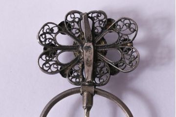 ヴィンテージ雑貨　昭和期　凝ったデザインがアクセントになるピンブローチ(アクセサリー、ビンテージ)(R-041769)