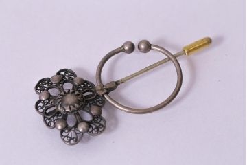 ヴィンテージ雑貨　昭和期　凝ったデザインがアクセントになるピンブローチ(アクセサリー、ビンテージ)(R-041769)