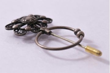 ヴィンテージ雑貨　昭和期　凝ったデザインがアクセントになるピンブローチ(アクセサリー、ビンテージ)(R-041769)