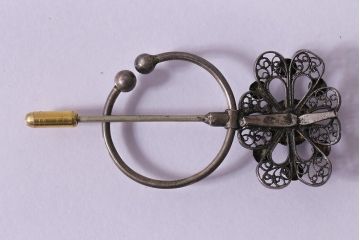 ヴィンテージ雑貨　昭和期　凝ったデザインがアクセントになるピンブローチ(アクセサリー、ビンテージ)(R-041769)