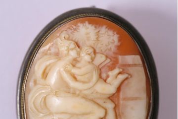 アンティーク雑貨　神話をモチーフにしたシェルカメオのブローチ(ペンダントトップ)(R-041772)