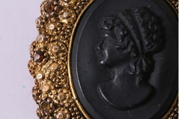 ヴィンテージ雑貨　アメリカビンテージ　カメオ風　女性の横顔がモチーフのブローチ(アクセサリー)(R-041773)