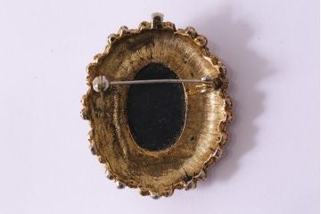 ヴィンテージ雑貨　アメリカビンテージ　カメオ風　女性の横顔がモチーフのブローチ(アクセサリー)(R-041773)