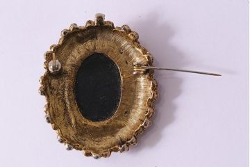 ヴィンテージ雑貨　アメリカビンテージ　カメオ風　女性の横顔がモチーフのブローチ(アクセサリー)(R-041773)