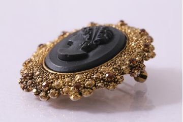 ヴィンテージ雑貨　アメリカビンテージ　カメオ風　女性の横顔がモチーフのブローチ(アクセサリー)(R-041773)