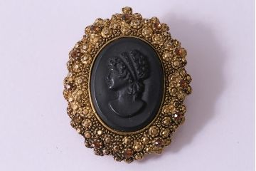 ヴィンテージ雑貨　アメリカビンテージ　カメオ風　女性の横顔がモチーフのブローチ(アクセサリー)(R-041773)