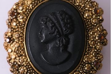ヴィンテージ雑貨　アメリカビンテージ　カメオ風　女性の横顔がモチーフのブローチ(アクセサリー)(R-041773)