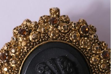 ヴィンテージ雑貨　アメリカビンテージ　カメオ風　女性の横顔がモチーフのブローチ(アクセサリー)(R-041773)