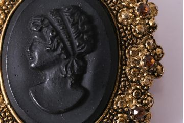 ヴィンテージ雑貨　アメリカビンテージ　カメオ風　女性の横顔がモチーフのブローチ(アクセサリー)(R-041773)