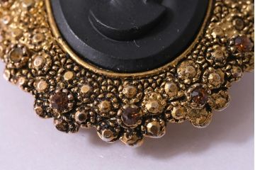 ヴィンテージ雑貨　アメリカビンテージ　カメオ風　女性の横顔がモチーフのブローチ(アクセサリー)(R-041773)
