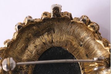 ヴィンテージ雑貨　アメリカビンテージ　カメオ風　女性の横顔がモチーフのブローチ(アクセサリー)(R-041773)