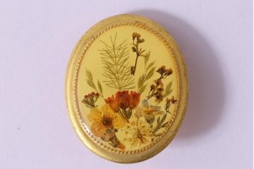 ヴィンテージ雑貨　可憐な押し花が目を引くオーバル型のイヤリング(アクセサリー、ビンテージ)(R-041777)