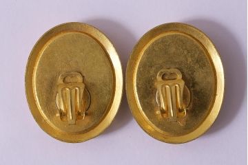 ヴィンテージ雑貨　可憐な押し花が目を引くオーバル型のイヤリング(アクセサリー、ビンテージ)(R-041777)
