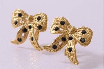 Psyche(プシュケ)　黒のストーンがシックなリボンモチーフのイヤリング(アクセサリー)(R-041778)