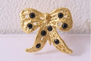 Psyche(プシュケ)　黒のストーンがシックなリボンモチーフのイヤリング(アクセサリー)(R-041778)