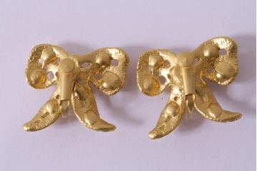 Psyche(プシュケ)　黒のストーンがシックなリボンモチーフのイヤリング(アクセサリー)(R-041778)