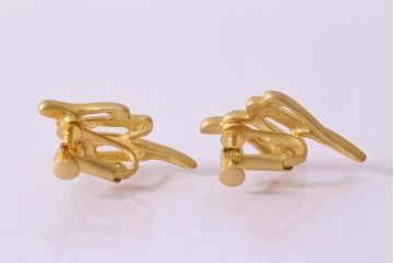 ヴィンテージ雑貨　昭和期　UNICON　マットなゴールドカラーがエレガントなイヤリング(アクセサリー、ビンテージ)(R-041787)