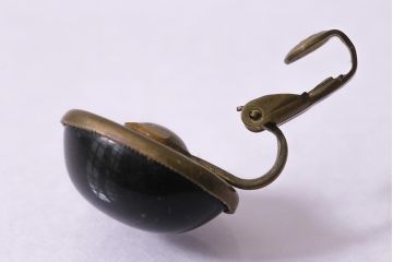 ヴィンテージ雑貨　昭和期　ブラックストーンが存在感抜群のイヤリング(アクセサリー、ビンテージ)(R-041789)