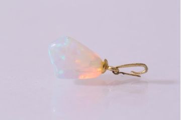 ヴィンテージアクセサリー　昭和期　光沢のあるストーンが魅力のチャーム(ペンダントトップ、ビンテージ)(R-041791)