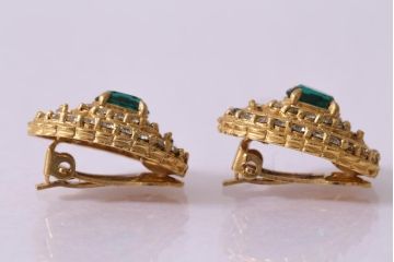 ヴィンテージ　昭和期　グリーンストーンが目を引くオーバル型イヤリング(アクセサリー、ビンテージ)(R-041794)