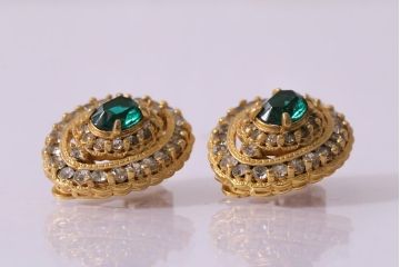 ヴィンテージ　昭和期　グリーンストーンが目を引くオーバル型イヤリング(アクセサリー、ビンテージ)(R-041794)