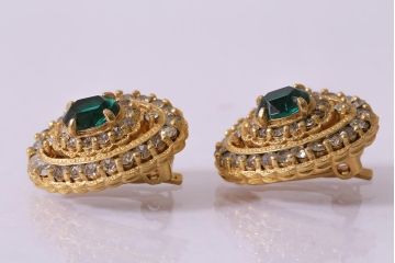 ヴィンテージ　昭和期　グリーンストーンが目を引くオーバル型イヤリング(アクセサリー、ビンテージ)(R-041794)
