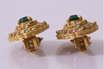 ヴィンテージ　昭和期　グリーンストーンが目を引くオーバル型イヤリング(アクセサリー、ビンテージ)(R-041794)