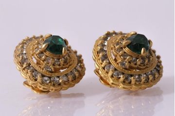 ヴィンテージ　昭和期　グリーンストーンが目を引くオーバル型イヤリング(アクセサリー、ビンテージ)(R-041794)