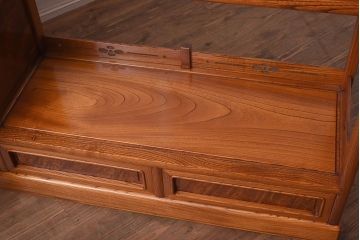 在庫未使用品　IDC大塚家具　指物家具　藤沢木工　漆塗り　総ケヤキ材製の飾り棚(飾棚)(定価約162万円)(R-041798)