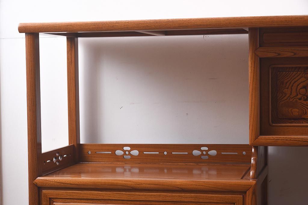 在庫未使用品　IDC大塚家具　指物家具　藤沢木工　漆塗り　総ケヤキ材製の飾り棚(飾棚)(定価約162万円)(R-041798)