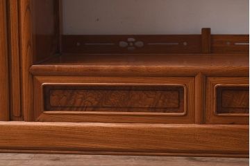 在庫未使用品　IDC大塚家具　指物家具　藤沢木工　漆塗り　総ケヤキ材製の飾り棚(飾棚)(定価約162万円)(R-041798)