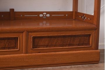 在庫未使用品　IDC大塚家具　指物家具　藤沢木工　漆塗り　総ケヤキ材製の飾り棚(飾棚)(定価約162万円)(R-041798)