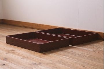 在庫未使用品　IDC大塚家具　まつおかファニチャー　鎌倉彫　竹と牡丹　漆　衣装盆　大小セット(定価約10万円)(R-041800)