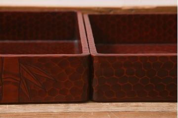 在庫未使用品　IDC大塚家具　まつおかファニチャー　鎌倉彫　竹と牡丹　漆　衣装盆　大小セット(定価約10万円)(R-041800)