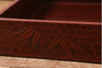 在庫未使用品　IDC大塚家具　まつおかファニチャー　鎌倉彫　竹と牡丹　漆　衣装盆　大小セット(定価約10万円)(R-041800)