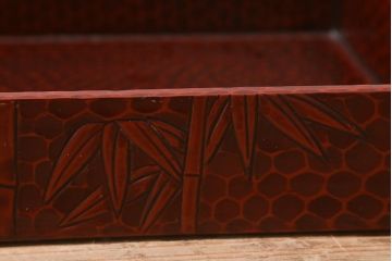 在庫未使用品　IDC大塚家具　まつおかファニチャー　鎌倉彫　竹と牡丹　漆　衣装盆　大小セット(定価約10万円)(R-041800)