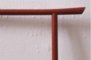 在庫未使用品　IDC大塚家具　まつおかファニチャー　朱紋　漆　小さな衣桁(タオル掛け)(定価約3万7千円)(R-041802)