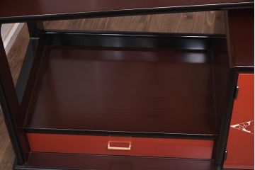 在庫未使用品　IDC大塚家具　モリシゲ(MORISHIGE/森繁)　風月九45ウルミ刷毛目塗彫漆梅旭　上品な和の空間を演出する和棚(定価約85万円)(R-041829)