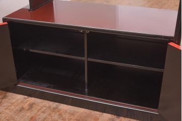 在庫未使用品　IDC大塚家具　モリシゲ(MORISHIGE/森繁)　風月九45ウルミ刷毛目塗彫漆梅旭　上品な和の空間を演出する和棚(定価約85万円)(R-041829)