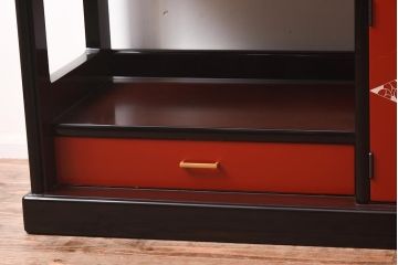 在庫未使用品　IDC大塚家具　モリシゲ(MORISHIGE/森繁)　風月九45ウルミ刷毛目塗彫漆梅旭　上品な和の空間を演出する和棚(定価約85万円)(R-041829)