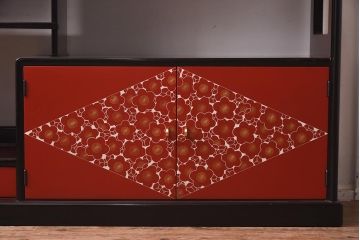 在庫未使用品　IDC大塚家具　モリシゲ(MORISHIGE/森繁)　風月九45ウルミ刷毛目塗彫漆梅旭　上品な和の空間を演出する和棚(定価約85万円)(R-041829)
