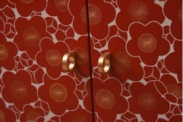 在庫未使用品　IDC大塚家具　モリシゲ(MORISHIGE/森繁)　風月九45ウルミ刷毛目塗彫漆梅旭　上品な和の空間を演出する和棚(定価約85万円)(R-041829)